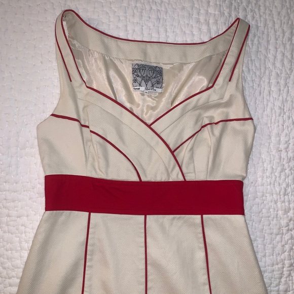 Embroidered flowers dress - Picture 11 of 11